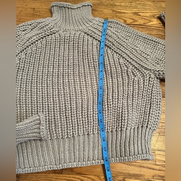 H&M Turtle Neck Sweater with Ribbed Knit- Size small - Picture 8 of 9